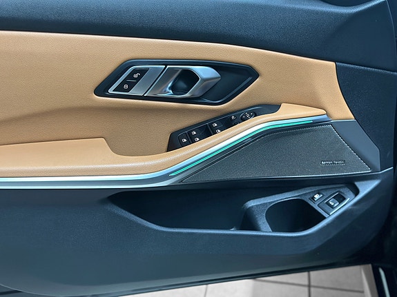 BMW 330e 14 of 30