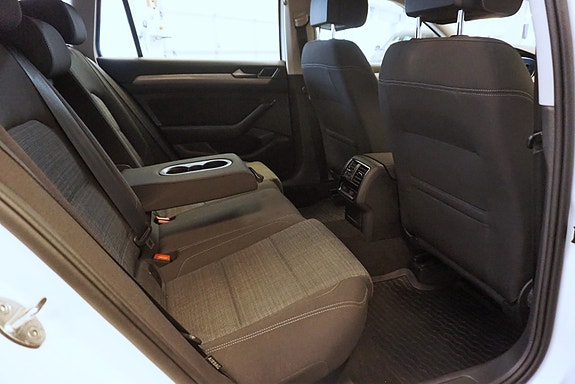 Volkswagen Passat 25 of 30