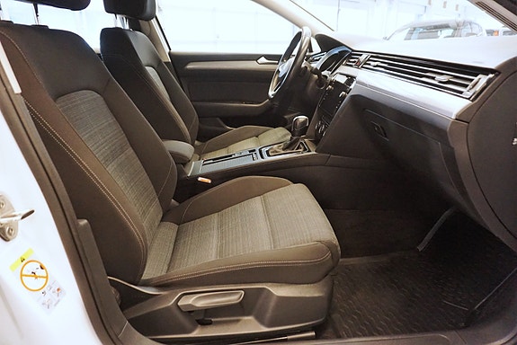 Volkswagen Passat 22 of 30