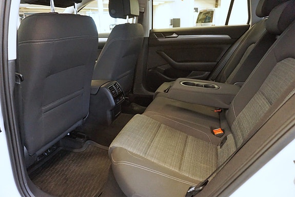 Volkswagen Passat 26 of 30