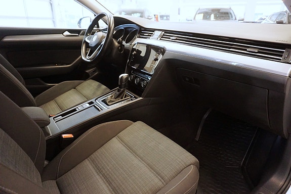 Volkswagen Passat 23 of 30