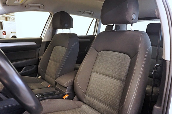 Volkswagen Passat 11 of 30