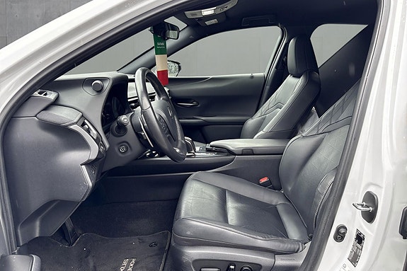 Lexus UX300e 5 of 12