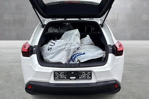 Lexus UX300e 10 of 12