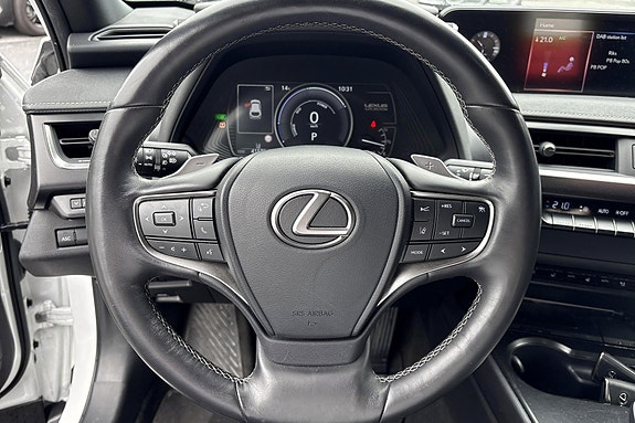 Lexus UX300e 6 of 12