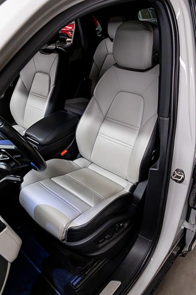 Porsche Cayenne 17 of 30