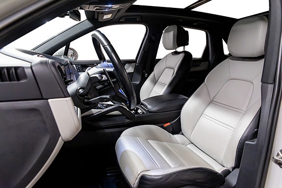 Porsche Cayenne 3 of 30