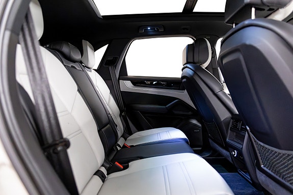 Porsche Cayenne 21 of 30