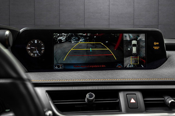 Lexus UX250h 24 of 28