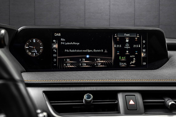 Lexus UX250h 26 of 28