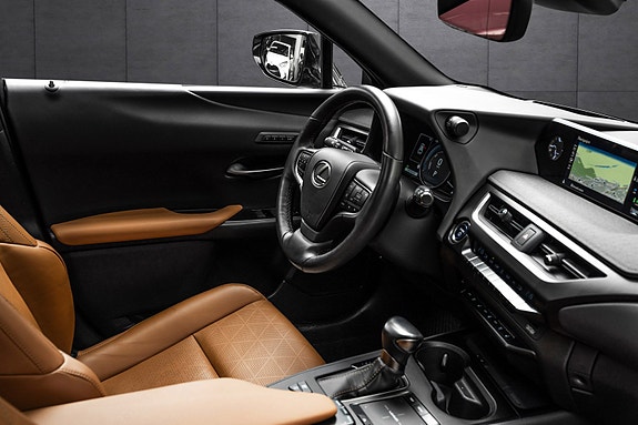 Lexus UX250h 16 of 28