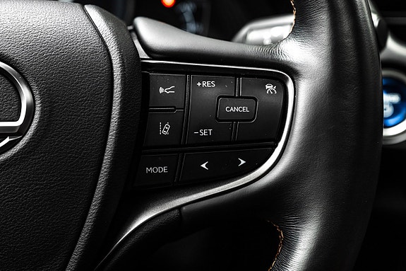 Lexus UX250h 18 of 28