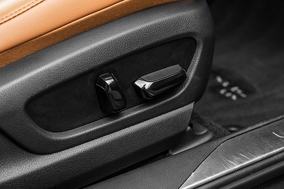 Lexus UX250h 15 of 28