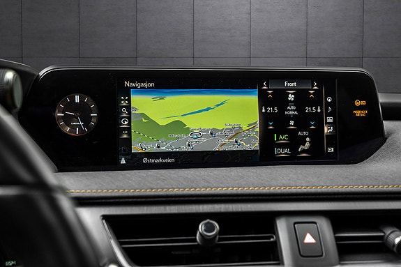 Lexus UX250h 23 of 28