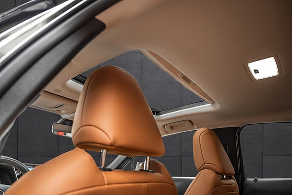 Lexus UX250h 13 of 28