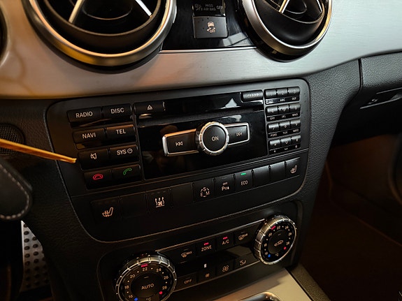 Mercedes-Benz GLK220 21 of 30