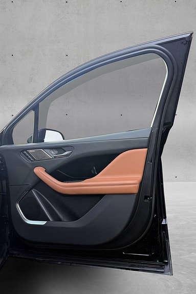 Jaguar I-PACE 19 of 23