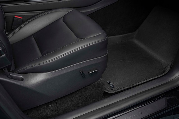 Tesla Model Y 22 of 25