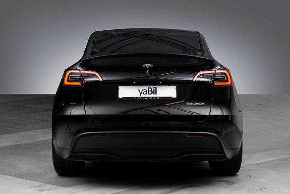 Tesla Model Y 7 of 25