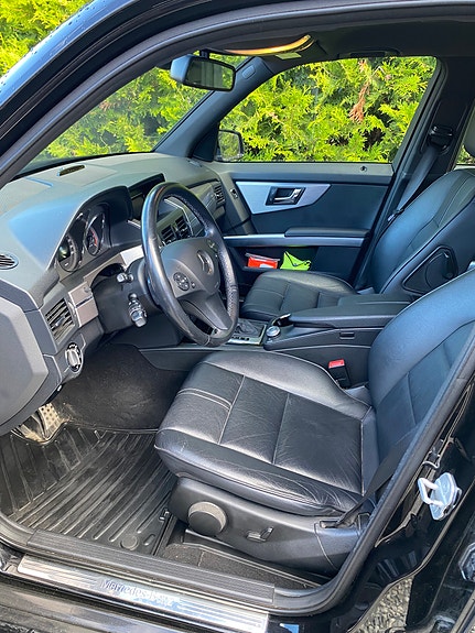 Mercedes-Benz GLK220 2 of 6
