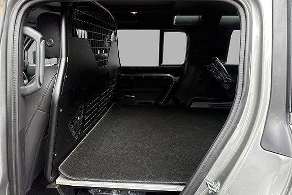 Land Rover Defender 110 13 of 15