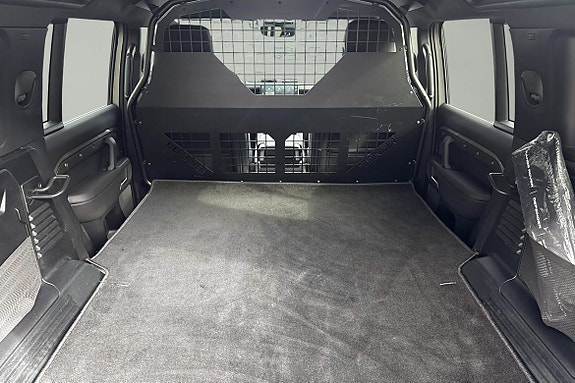 Land Rover Defender 110 14 of 15