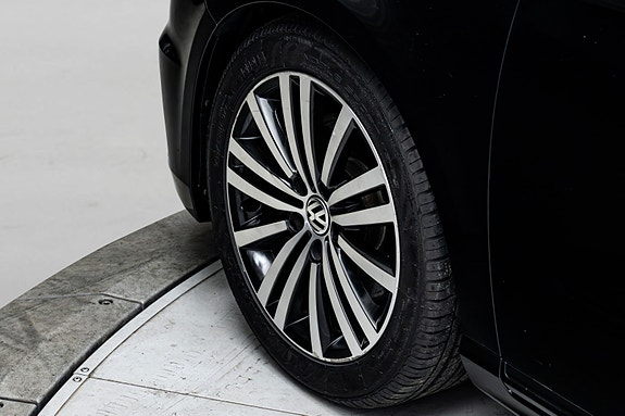 Volkswagen Passat 10 of 29
