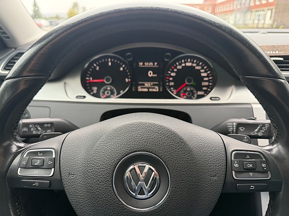 Volkswagen Passat 13 of 30