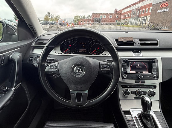 Volkswagen Passat 19 of 30