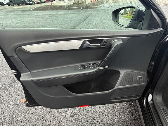 Volkswagen Passat 23 of 30