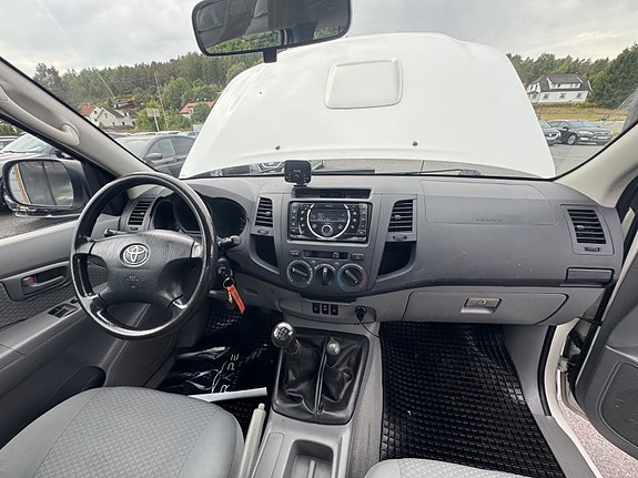 Toyota HiLux 28 of 30