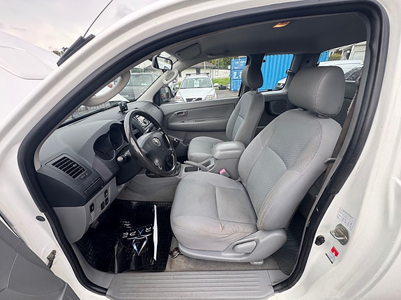 Toyota HiLux 21 of 30