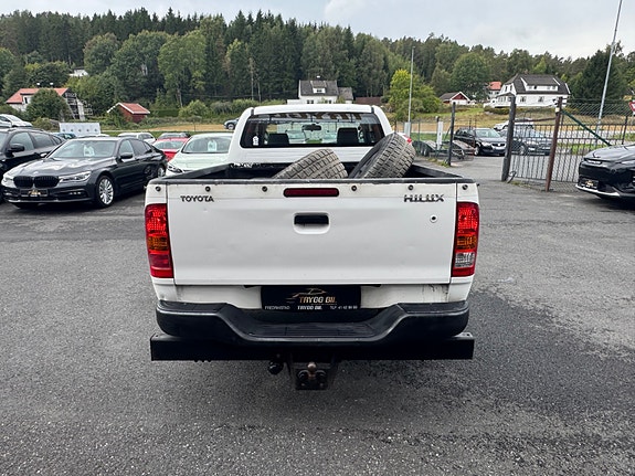 Toyota HiLux 10 of 30