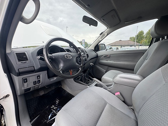 Toyota HiLux 22 of 30