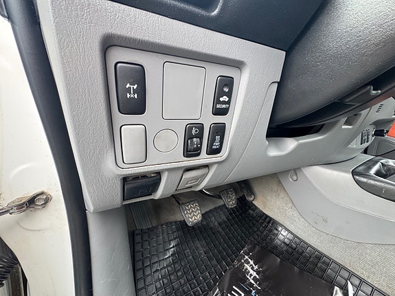 Toyota HiLux 23 of 30