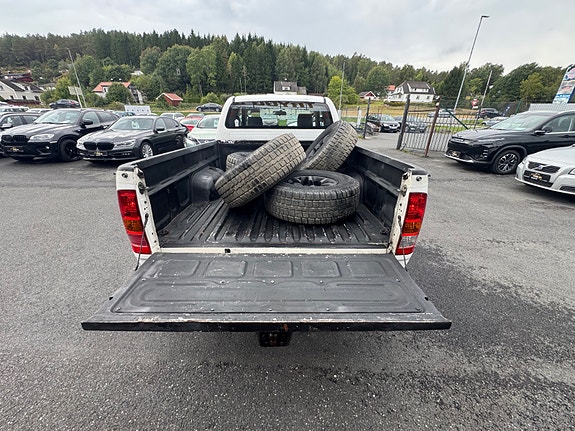 Toyota HiLux 15 of 30