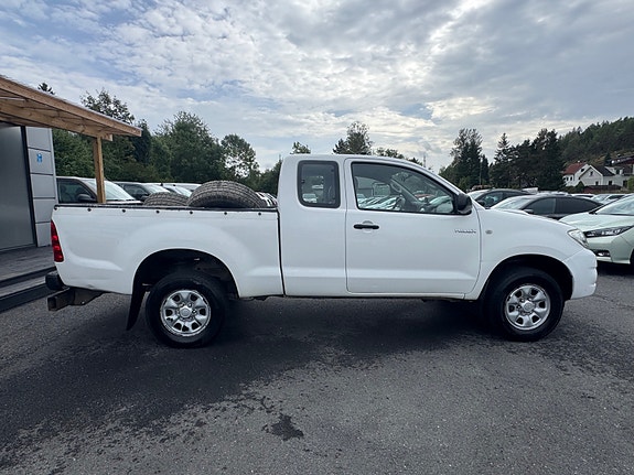 Toyota HiLux 7 of 30