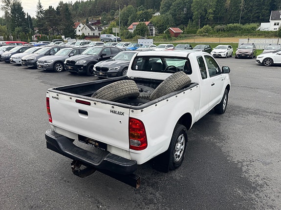 Toyota HiLux 9 of 30