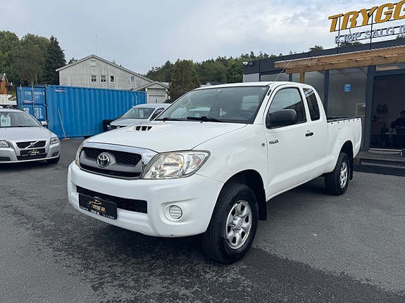 Toyota HiLux 2 of 30
