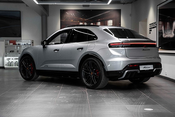 Porsche Macan 4 of 30