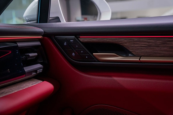Porsche Macan 24 of 30