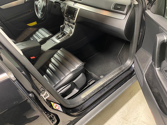 Volkswagen Passat 12 of 23