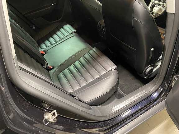 Volkswagen Passat 13 of 23