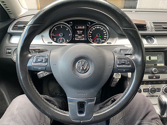 Volkswagen Passat 16 of 23