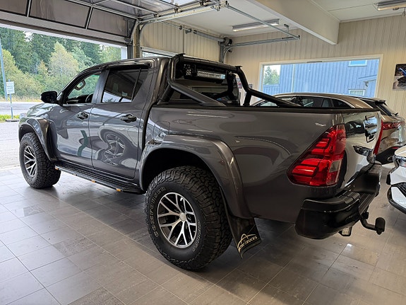 Toyota HiLux 4 of 30