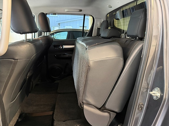 Toyota HiLux 16 of 30