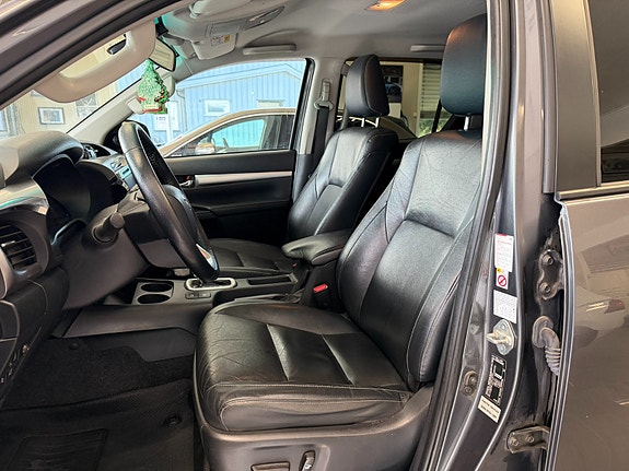 Toyota HiLux 11 of 30