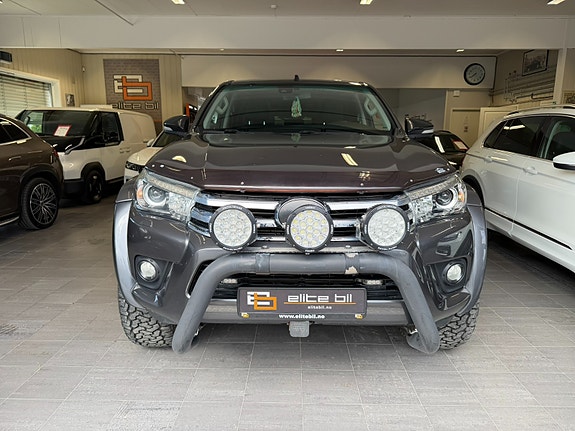 Toyota HiLux 2 of 30