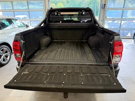 Toyota HiLux 17 of 30