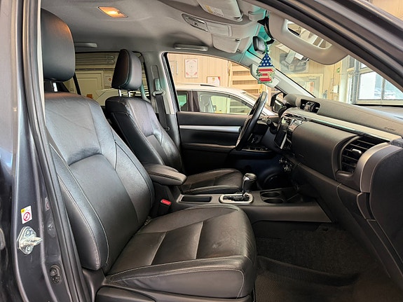 Toyota HiLux 14 of 30